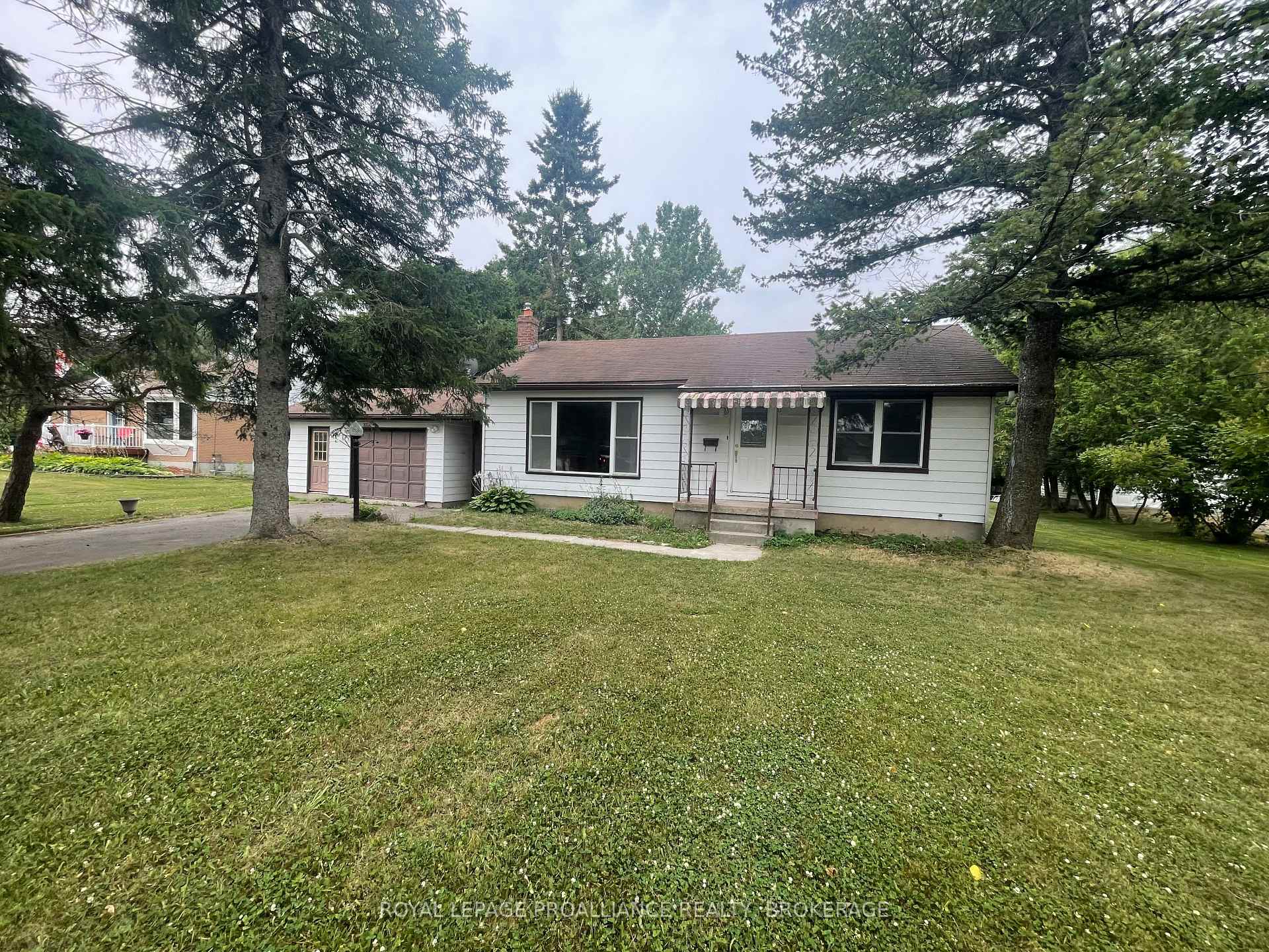 Photo 2 of 462 Coronation Boulevard, Loyalist, Amherstview — HOMEH