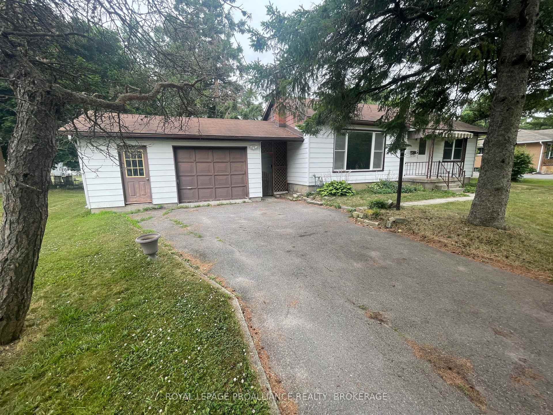 Photo 4 of 462 Coronation Boulevard, Loyalist, Amherstview — HOMEH