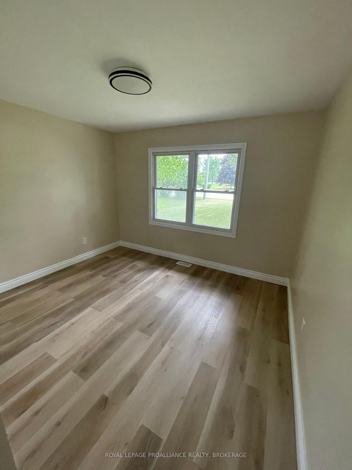 Photo 18 of 462 Coronation Boulevard, Loyalist, Amherstview — HOMEH