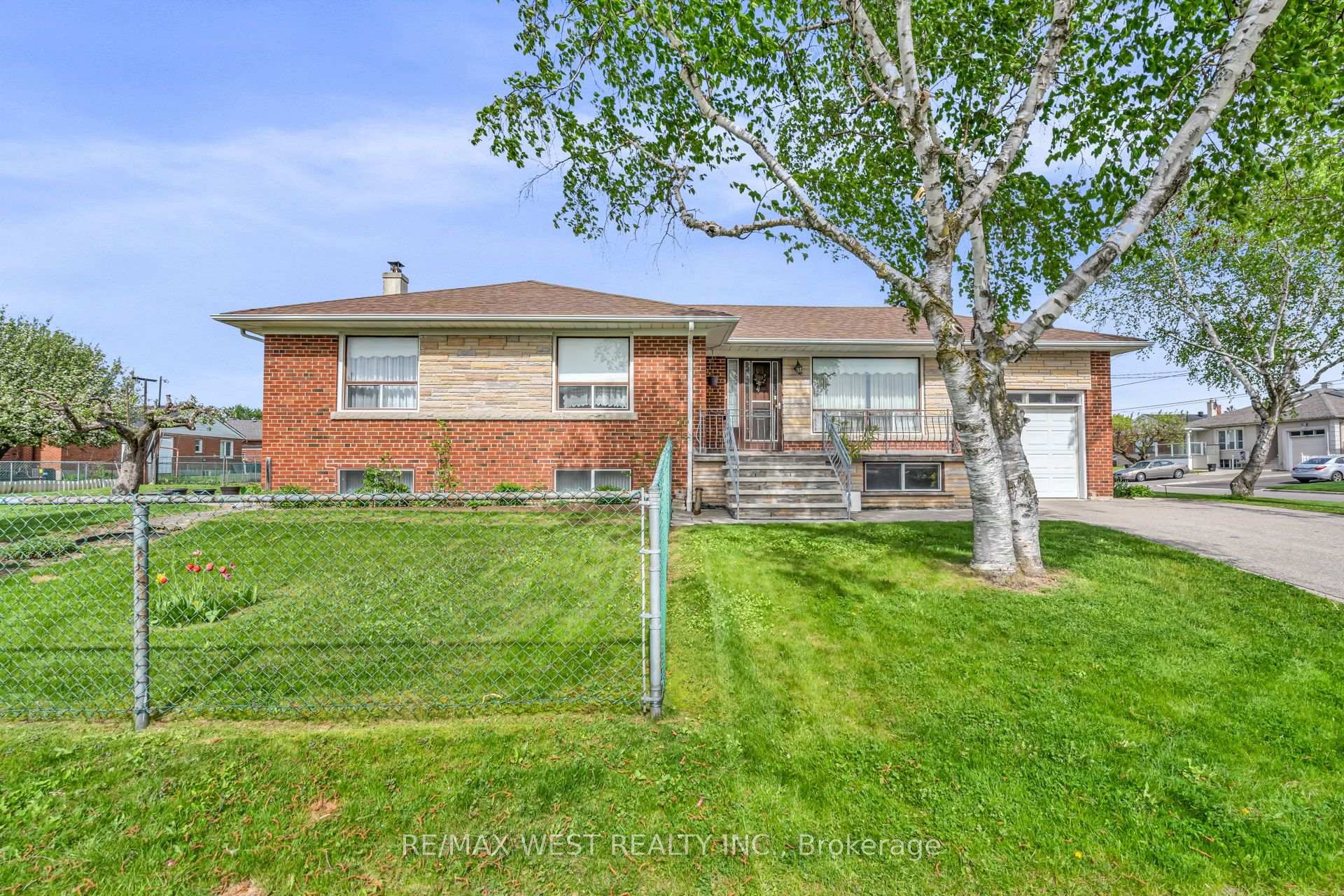 Photo 3 of 90 Tavistock Road, North York, Downsview-Roding-CFB — HOMEH