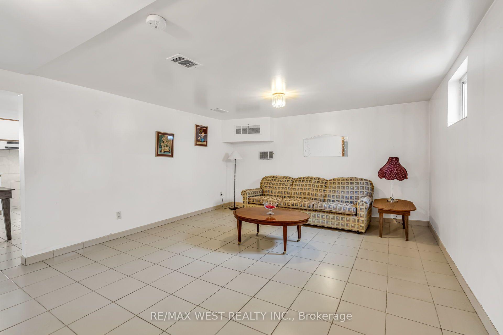 Photo 32 of 90 Tavistock Road, North York, Downsview-Roding-CFB — HOMEH