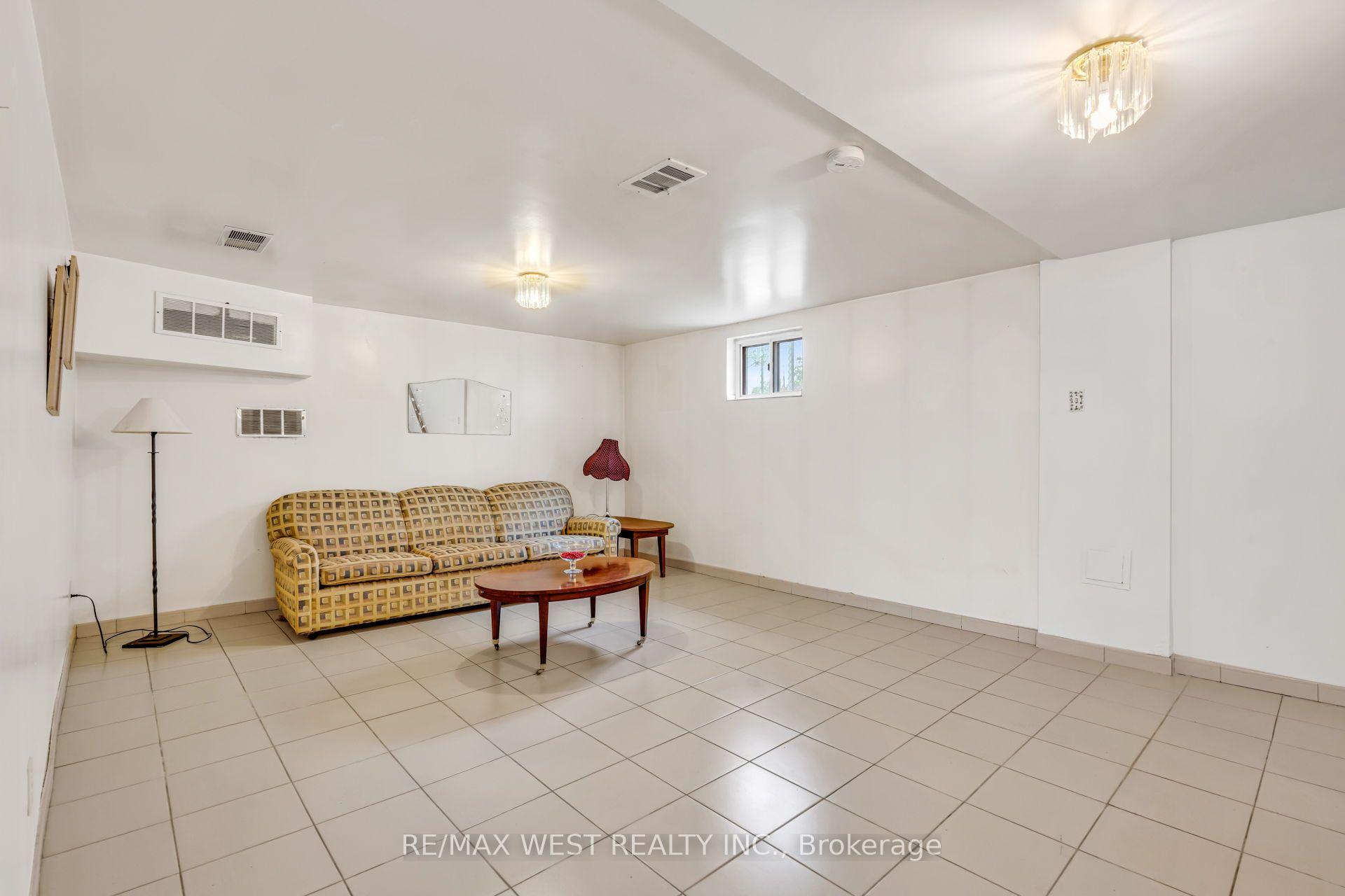 Photo 33 of 90 Tavistock Road, North York, Downsview-Roding-CFB — HOMEH