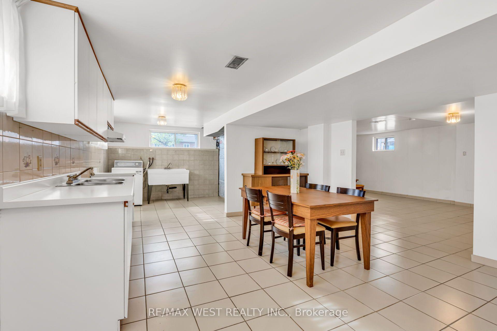 Photo 35 of 90 Tavistock Road, North York, Downsview-Roding-CFB — HOMEH