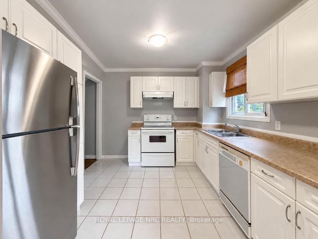 Photo 10 of 51 Stanmary Drive, St. Catharines, Fairview — HOMEH