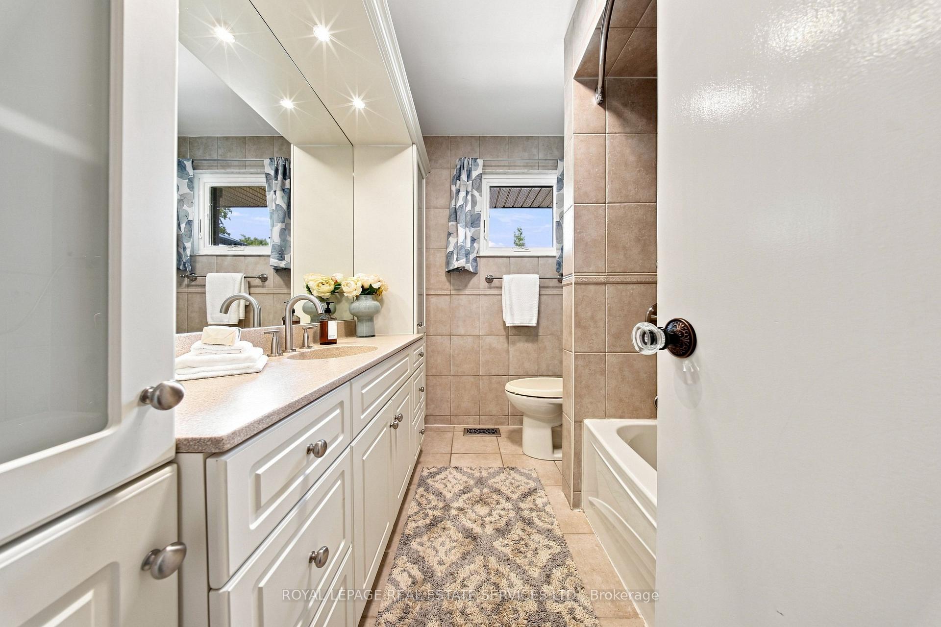 Photo 17 of 16 Oldham Road, Etobicoke, Princess-Rosethorn — HOMEH