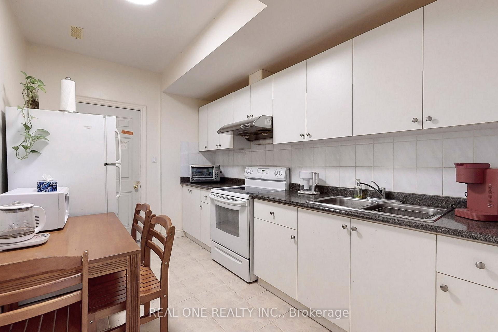 Photo 4 of 75 Green Meadows Circle, North York, Don Valley Village — HOMEH