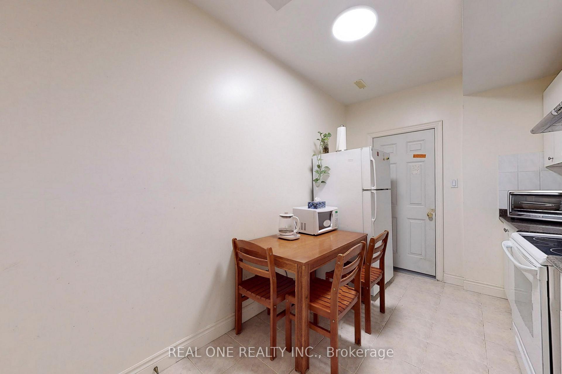 Photo 5 of 75 Green Meadows Circle, North York, Don Valley Village — HOMEH