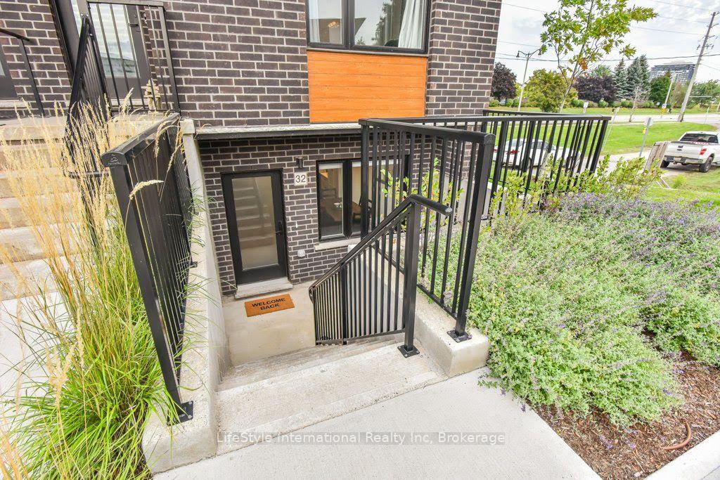 Photo 2 of 32 Duggan Lane, Guelph, Clairfields/Hanlon Business Park — HOMEH