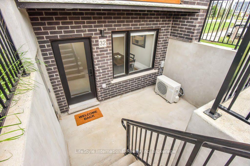 Photo 3 of 32 Duggan Lane, Guelph, Clairfields/Hanlon Business Park — HOMEH