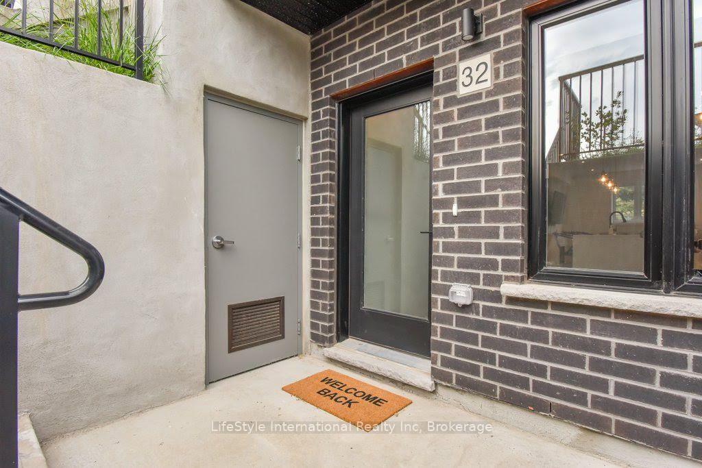 Photo 5 of 32 Duggan Lane, Guelph, Clairfields/Hanlon Business Park — HOMEH