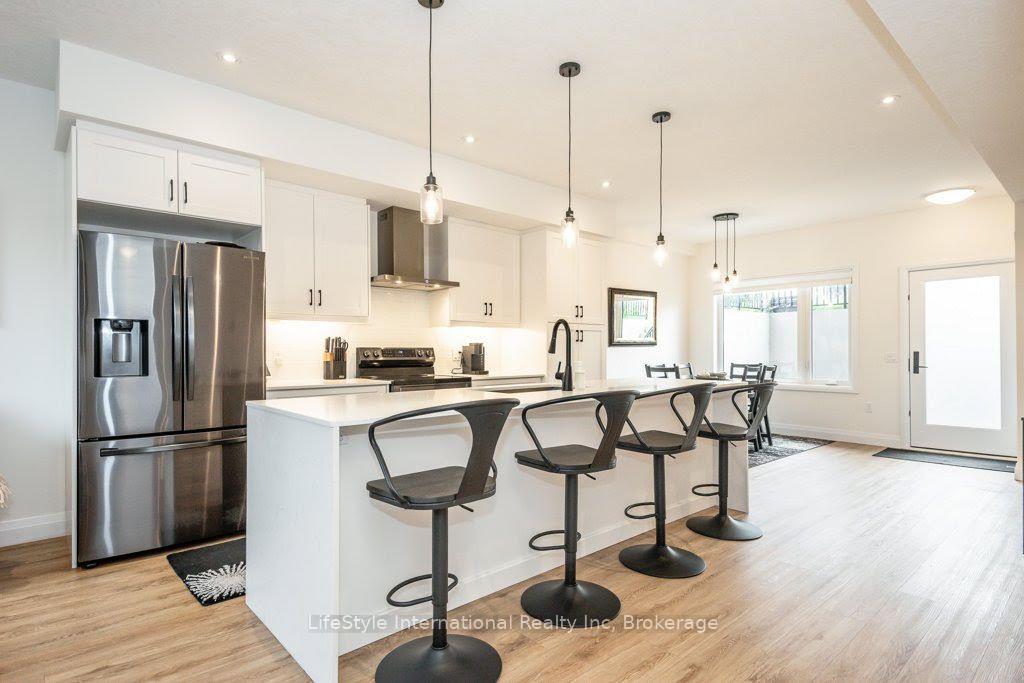 Photo 10 of 32 Duggan Lane, Guelph, Clairfields/Hanlon Business Park — HOMEH