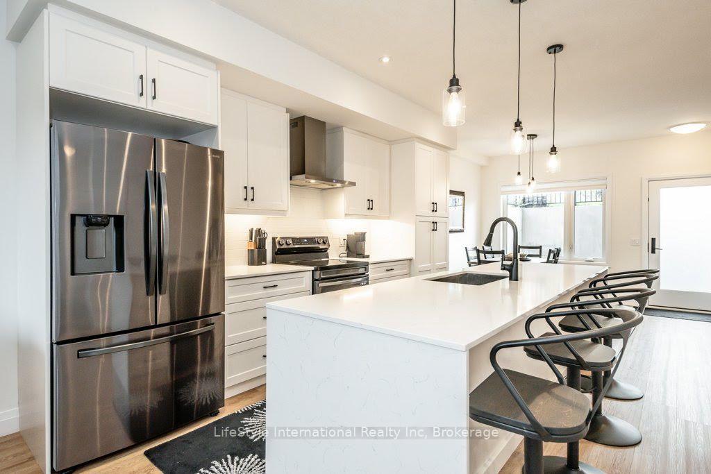 Photo 12 of 32 Duggan Lane, Guelph, Clairfields/Hanlon Business Park — HOMEH
