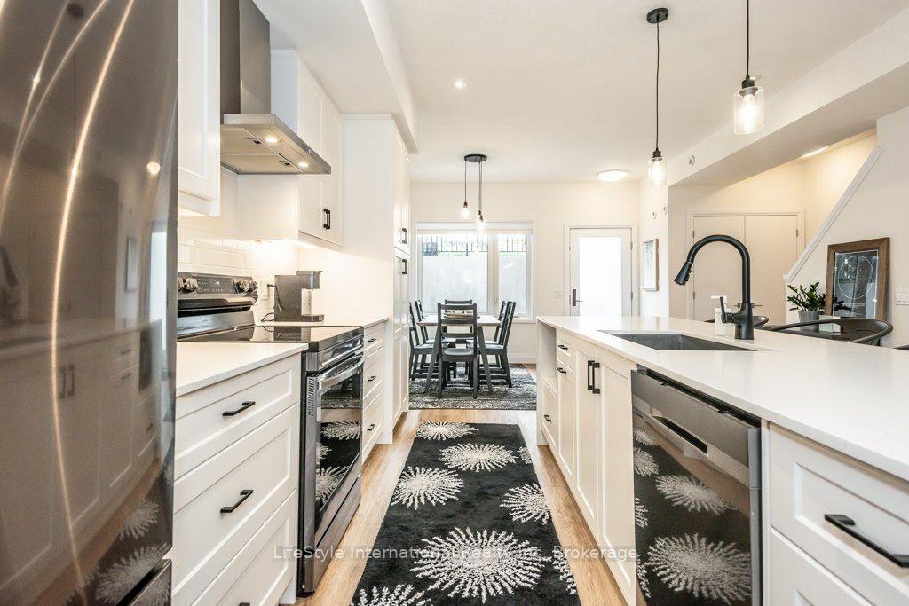 Photo 14 of 32 Duggan Lane, Guelph, Clairfields/Hanlon Business Park — HOMEH
