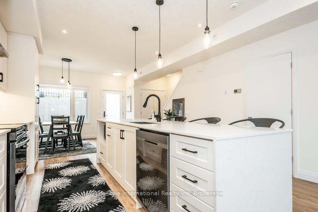 Photo 15 of 32 Duggan Lane, Guelph, Clairfields/Hanlon Business Park — HOMEH