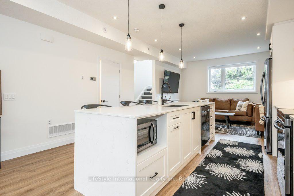 Photo 16 of 32 Duggan Lane, Guelph, Clairfields/Hanlon Business Park — HOMEH