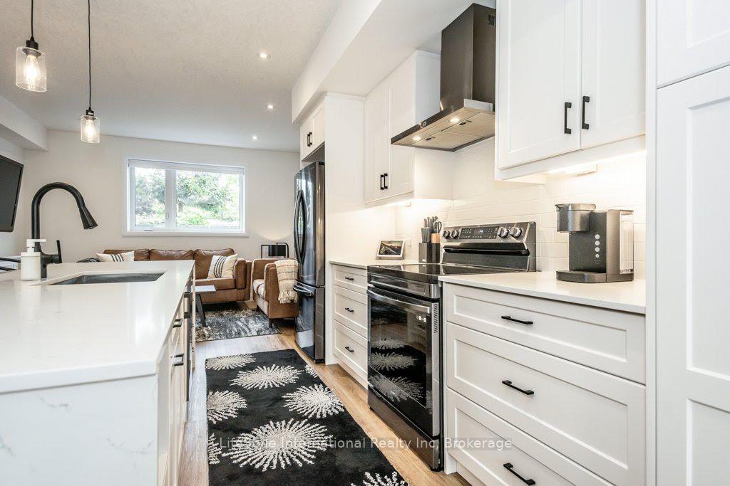 Photo 17 of 32 Duggan Lane, Guelph, Clairfields/Hanlon Business Park — HOMEH