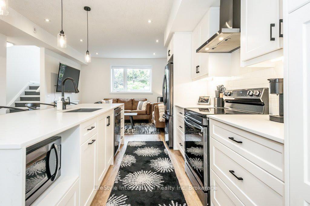 Photo 18 of 32 Duggan Lane, Guelph, Clairfields/Hanlon Business Park — HOMEH