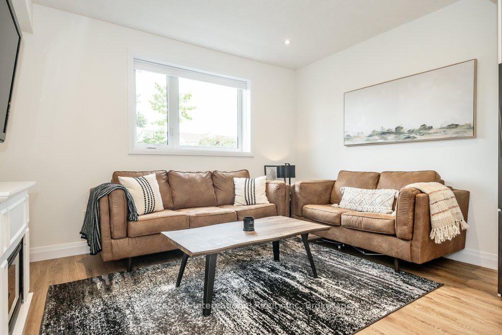 Photo 20 of 32 Duggan Lane, Guelph, Clairfields/Hanlon Business Park — HOMEH