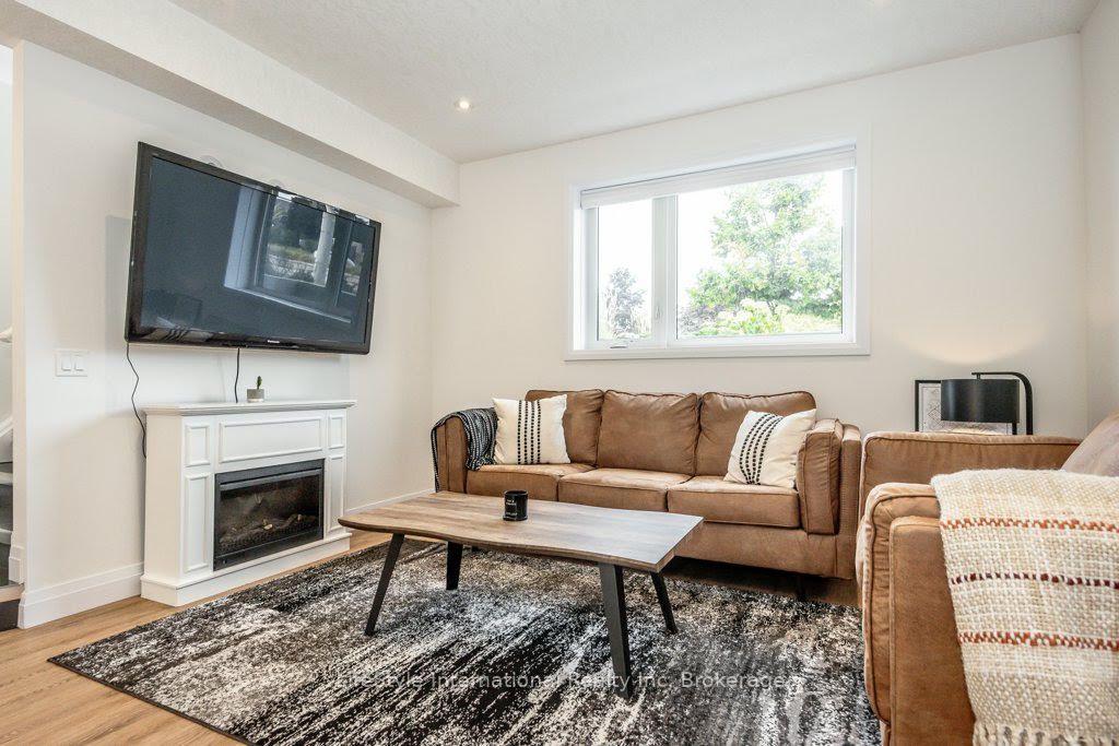 Photo 21 of 32 Duggan Lane, Guelph, Clairfields/Hanlon Business Park — HOMEH