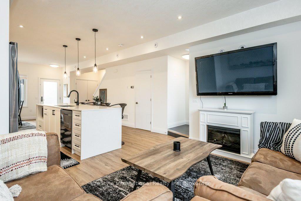 Photo 22 of 32 Duggan Lane, Guelph, Clairfields/Hanlon Business Park — HOMEH