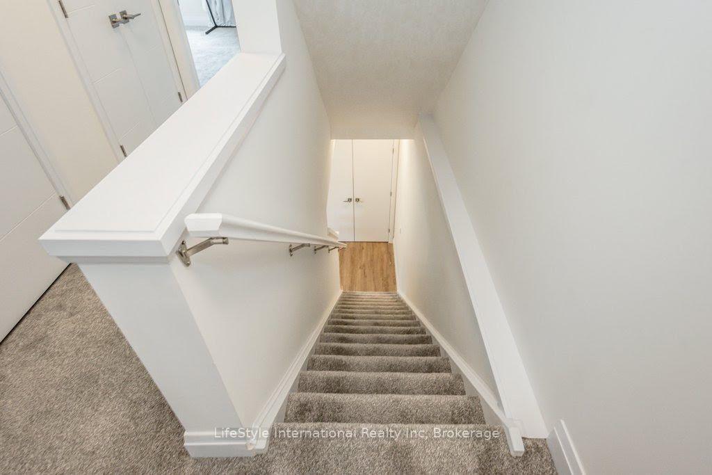 Photo 24 of 32 Duggan Lane, Guelph, Clairfields/Hanlon Business Park — HOMEH