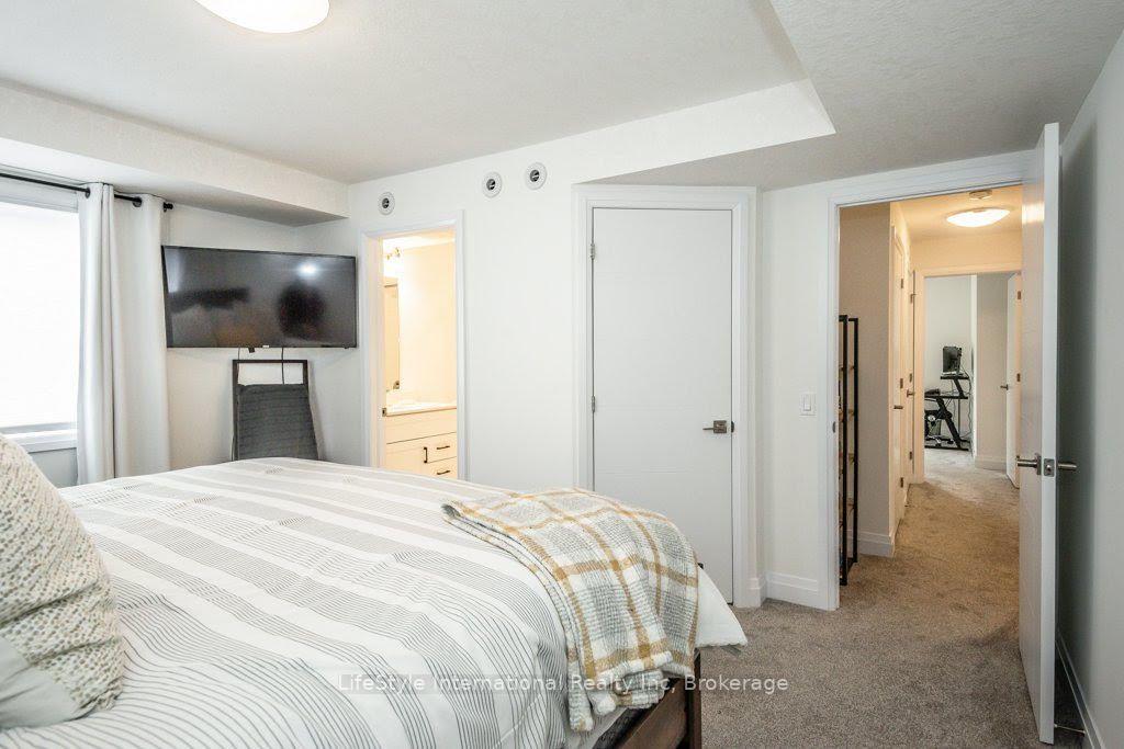 Photo 28 of 32 Duggan Lane, Guelph, Clairfields/Hanlon Business Park — HOMEH
