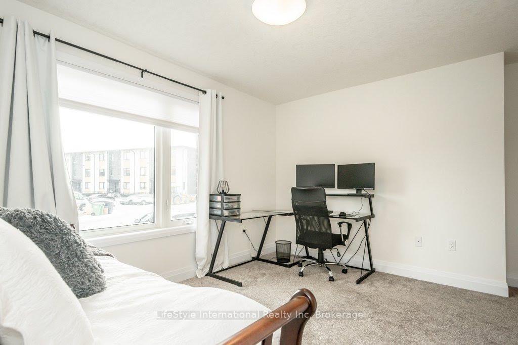 Photo 31 of 32 Duggan Lane, Guelph, Clairfields/Hanlon Business Park — HOMEH