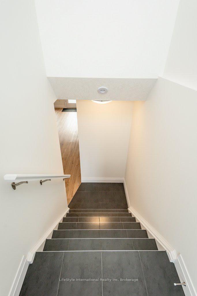 Photo 33 of 32 Duggan Lane, Guelph, Clairfields/Hanlon Business Park — HOMEH