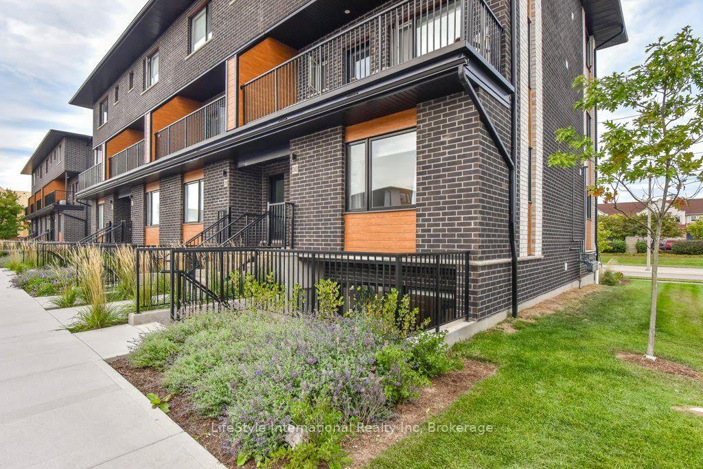 Photo 40 of 32 Duggan Lane, Guelph, Clairfields/Hanlon Business Park — HOMEH