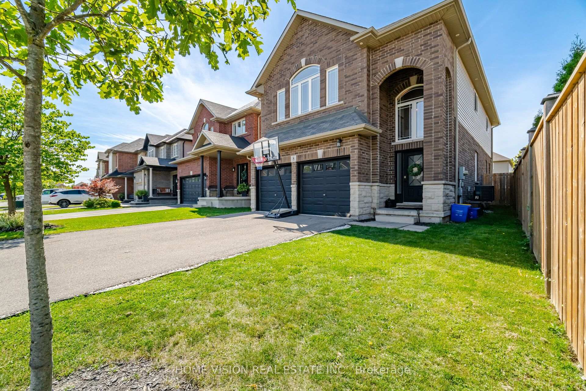 Photo 2 of 8 Colorado Boulevard, Hamilton, Stoney Creek — HOMEH