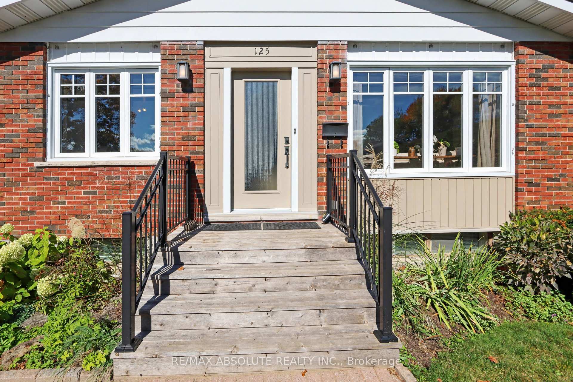 Photo 2 of 125 Juniper Street E, Ottawa, Chatelaine Village — HOMEH