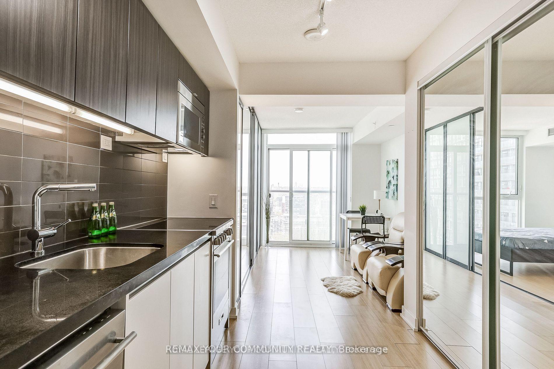 Photo 3 of Unit 3208, 85 Queens Wharf Road, Toronto, Waterfront Communities — HOMEH