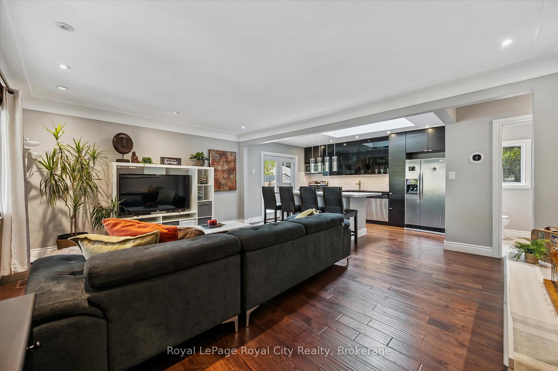 Photo 5 of 20 Highview Place, Guelph, Exhibition Park — HOMEH
