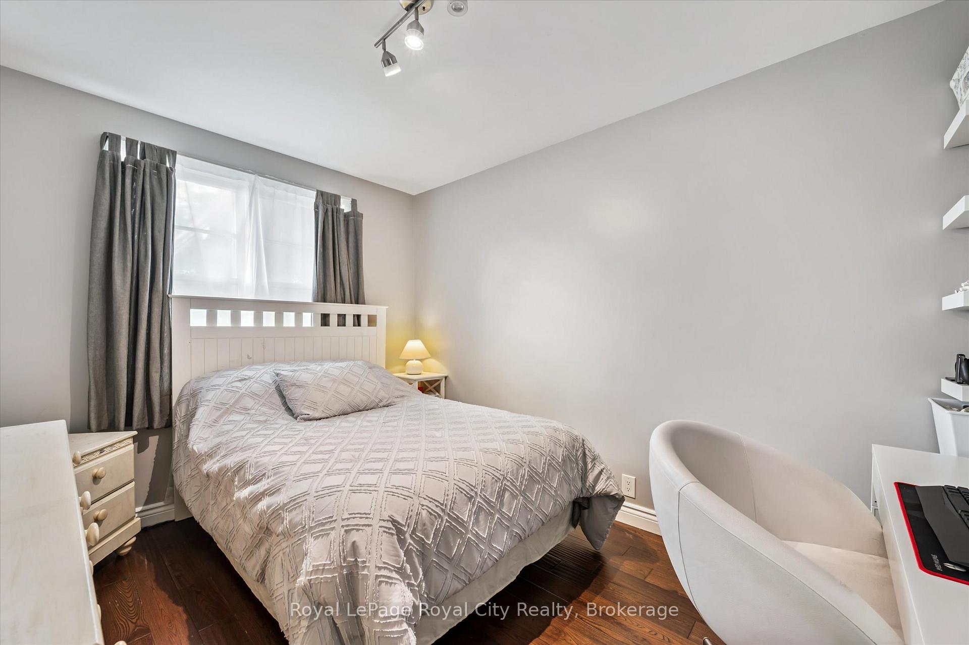 Photo 10 of 20 Highview Place, Guelph, Exhibition Park — HOMEH