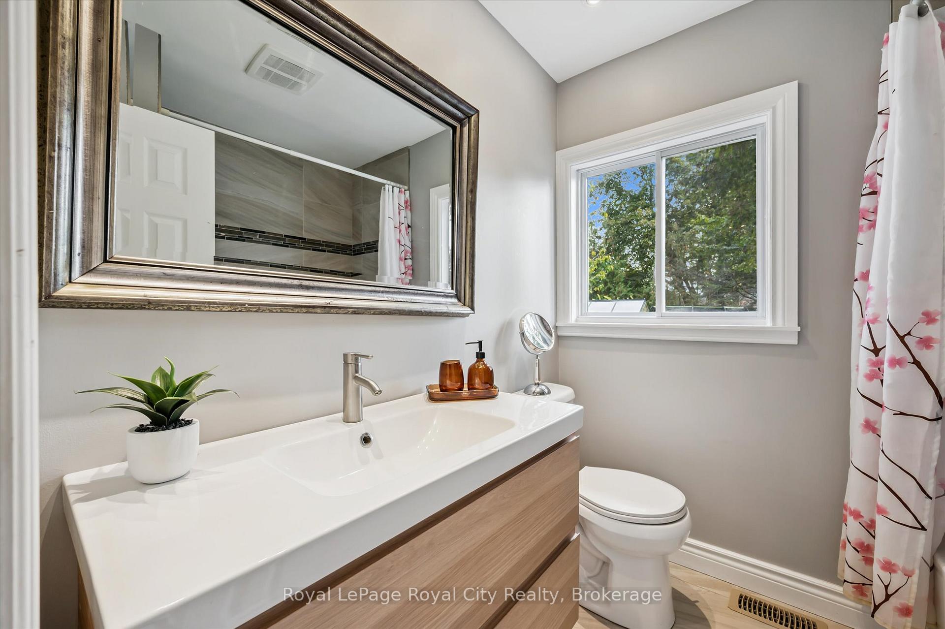 Photo 12 of 20 Highview Place, Guelph, Exhibition Park — HOMEH