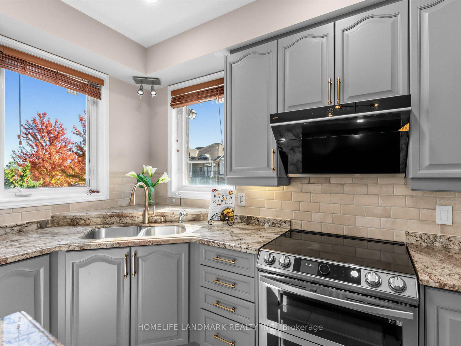 Photo 10 of 72 Vandervoort Drive, Richmond Hill, Jefferson — HOMEH