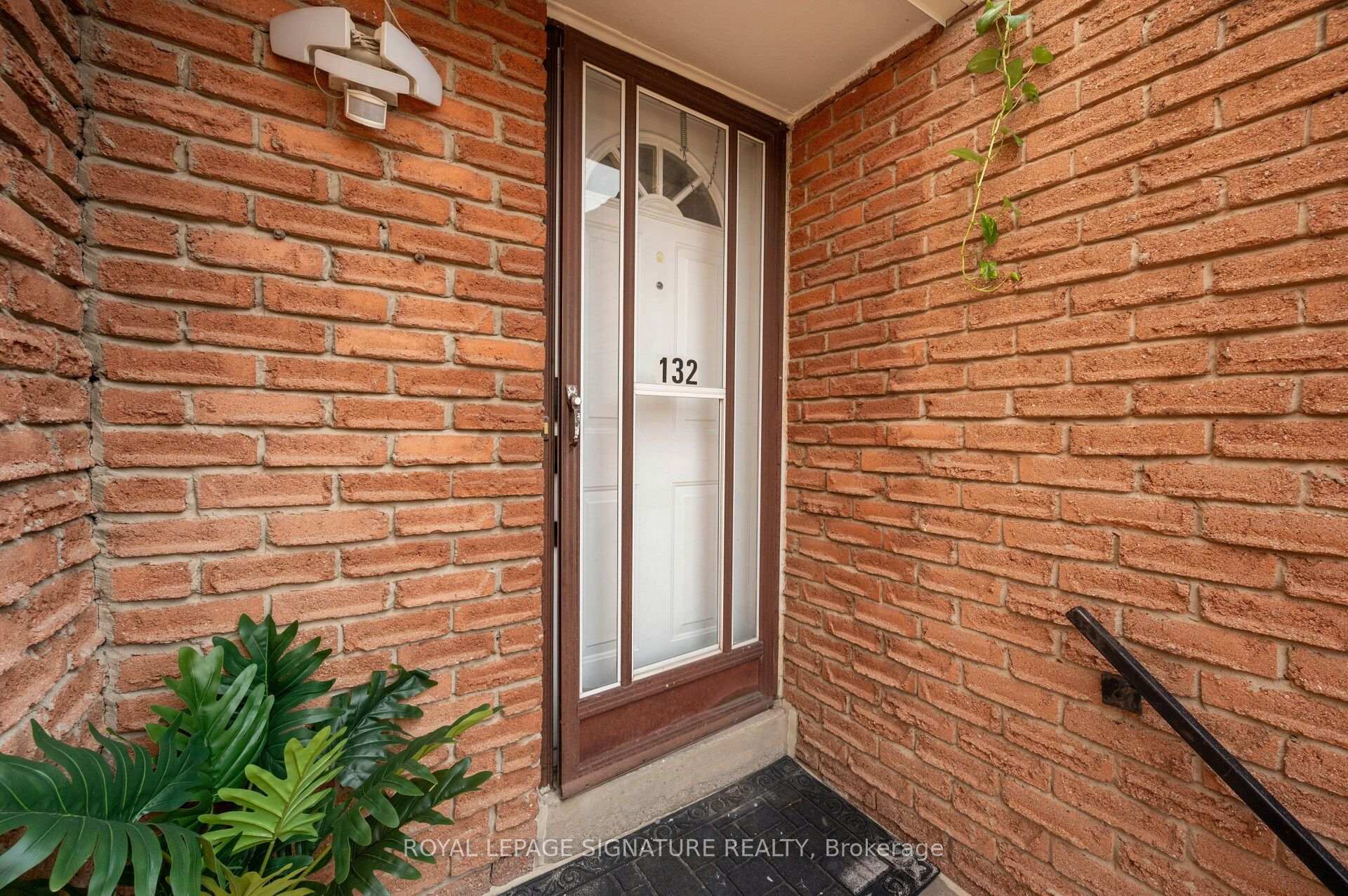Photo 3 of Unit 132, 1221 Dundix Road, Mississauga, Applewood — HOMEH