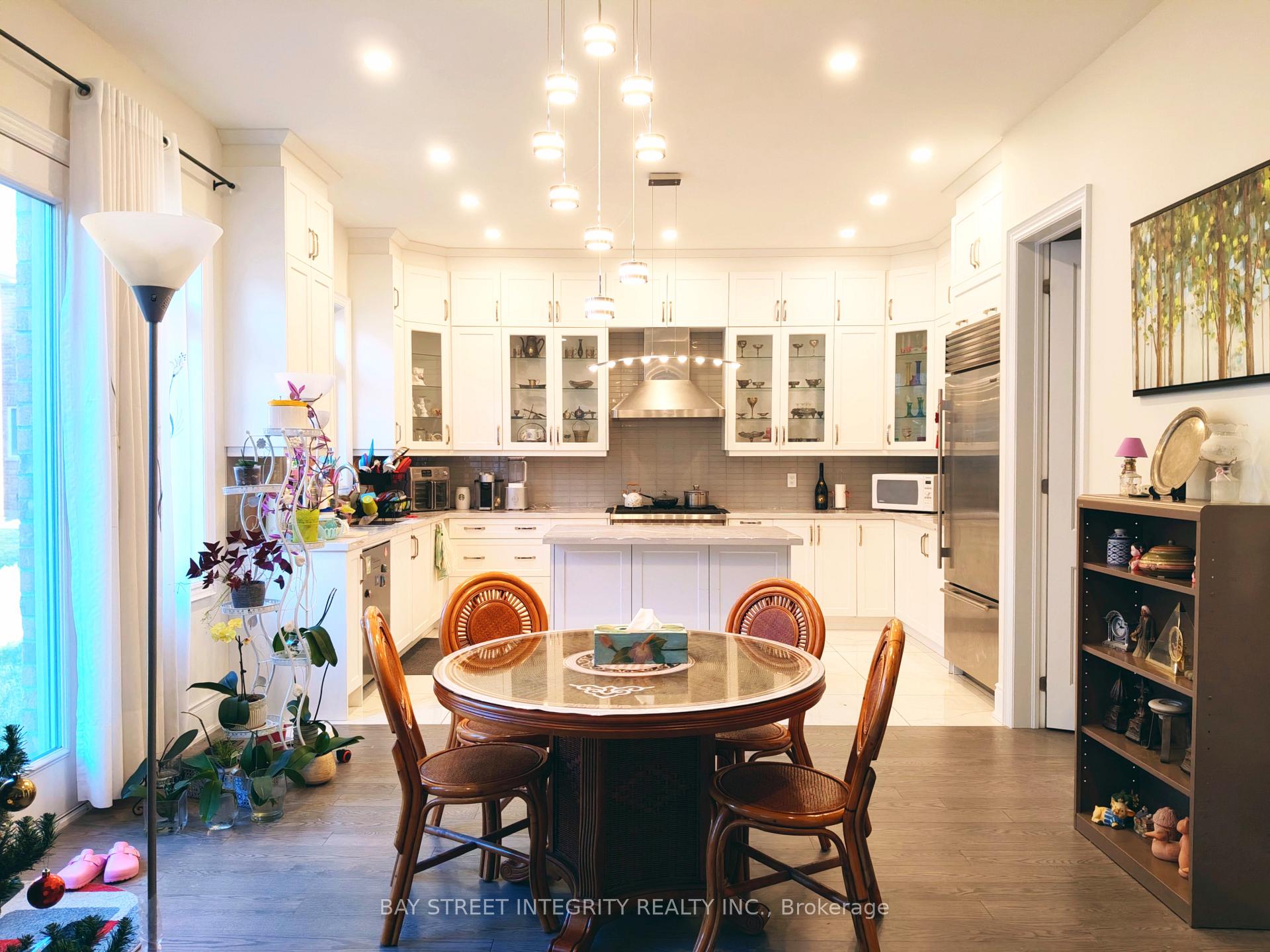 Photo 4 of 211 Hillsview Drive, Richmond Hill, Observatory — HOMEH