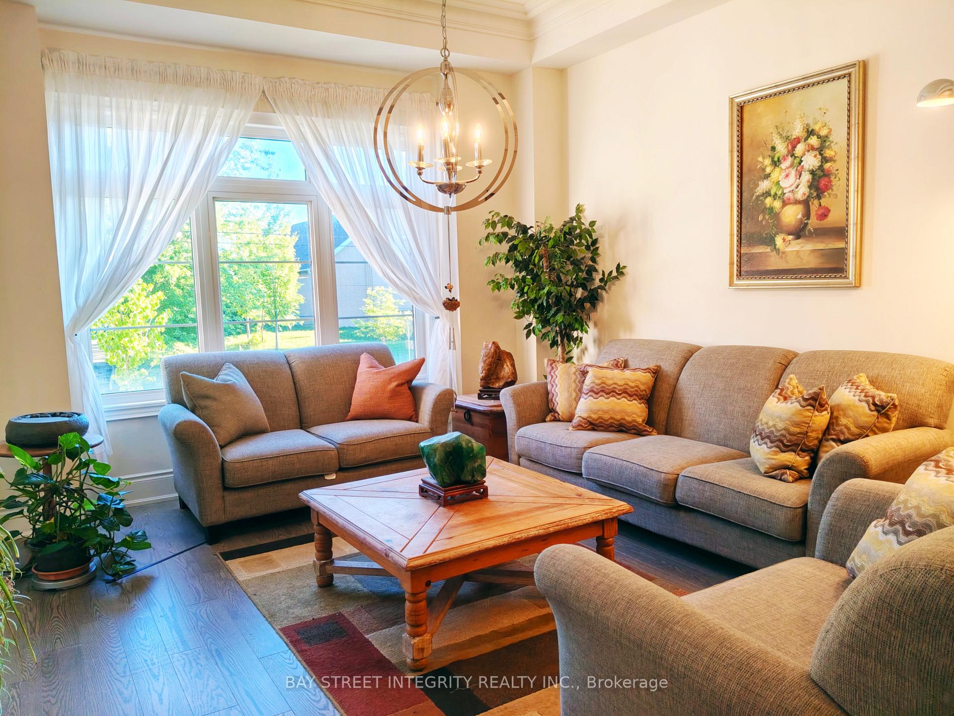 Photo 5 of 211 Hillsview Drive, Richmond Hill, Observatory — HOMEH