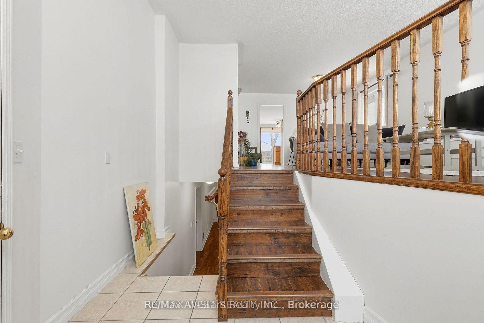 Photo 3 of 20 Eakins Crescent, Kawartha Lakes, Lindsay — HOMEH