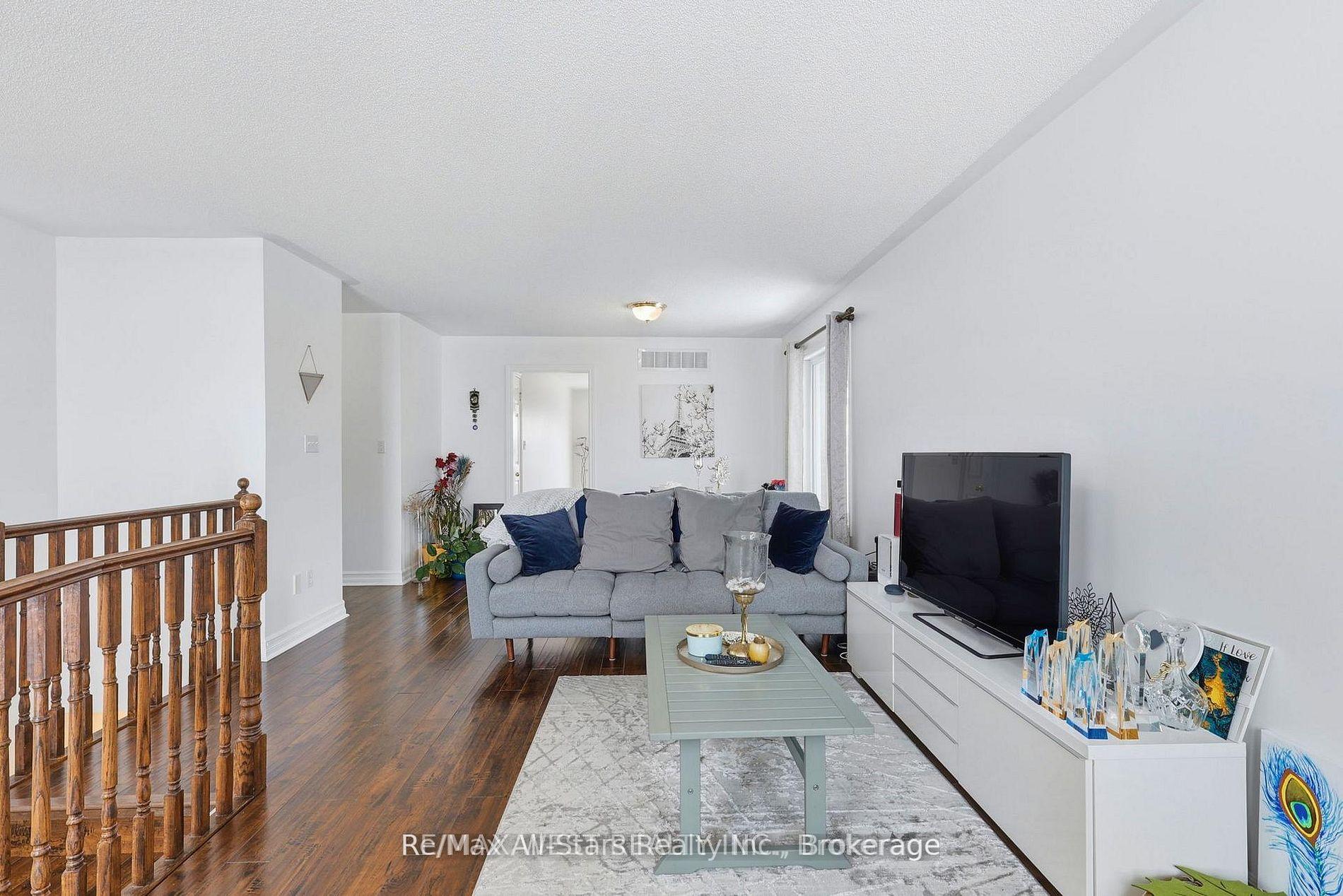 Photo 4 of 20 Eakins Crescent, Kawartha Lakes, Lindsay — HOMEH