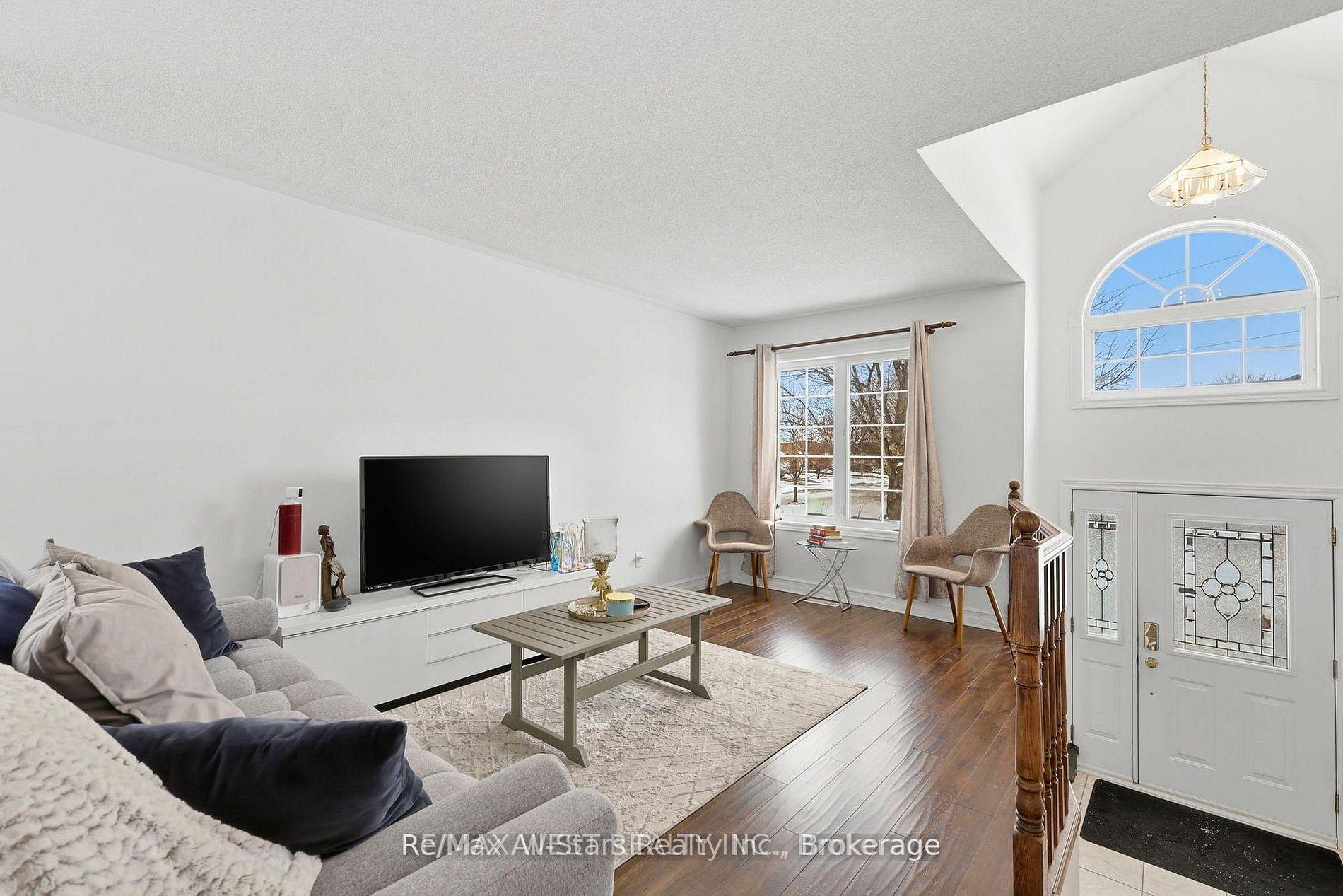 Photo 5 of 20 Eakins Crescent, Kawartha Lakes, Lindsay — HOMEH