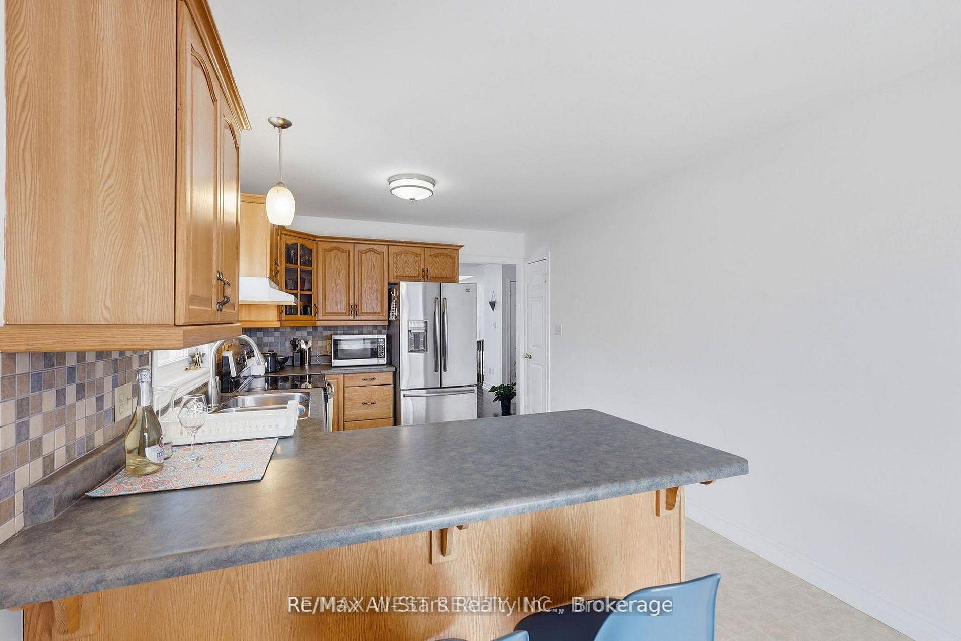 Photo 12 of 20 Eakins Crescent, Kawartha Lakes, Lindsay — HOMEH