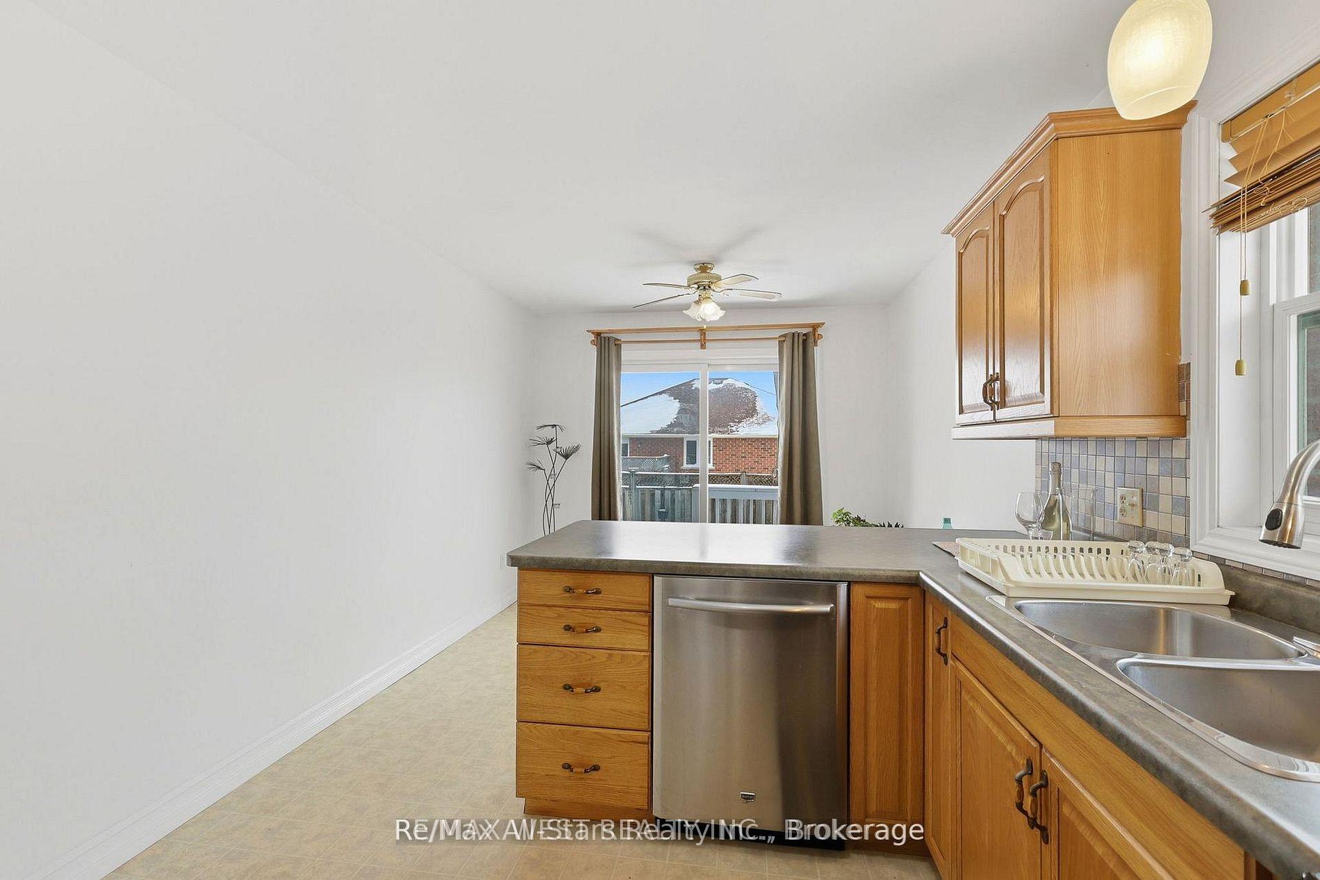 Photo 15 of 20 Eakins Crescent, Kawartha Lakes, Lindsay — HOMEH