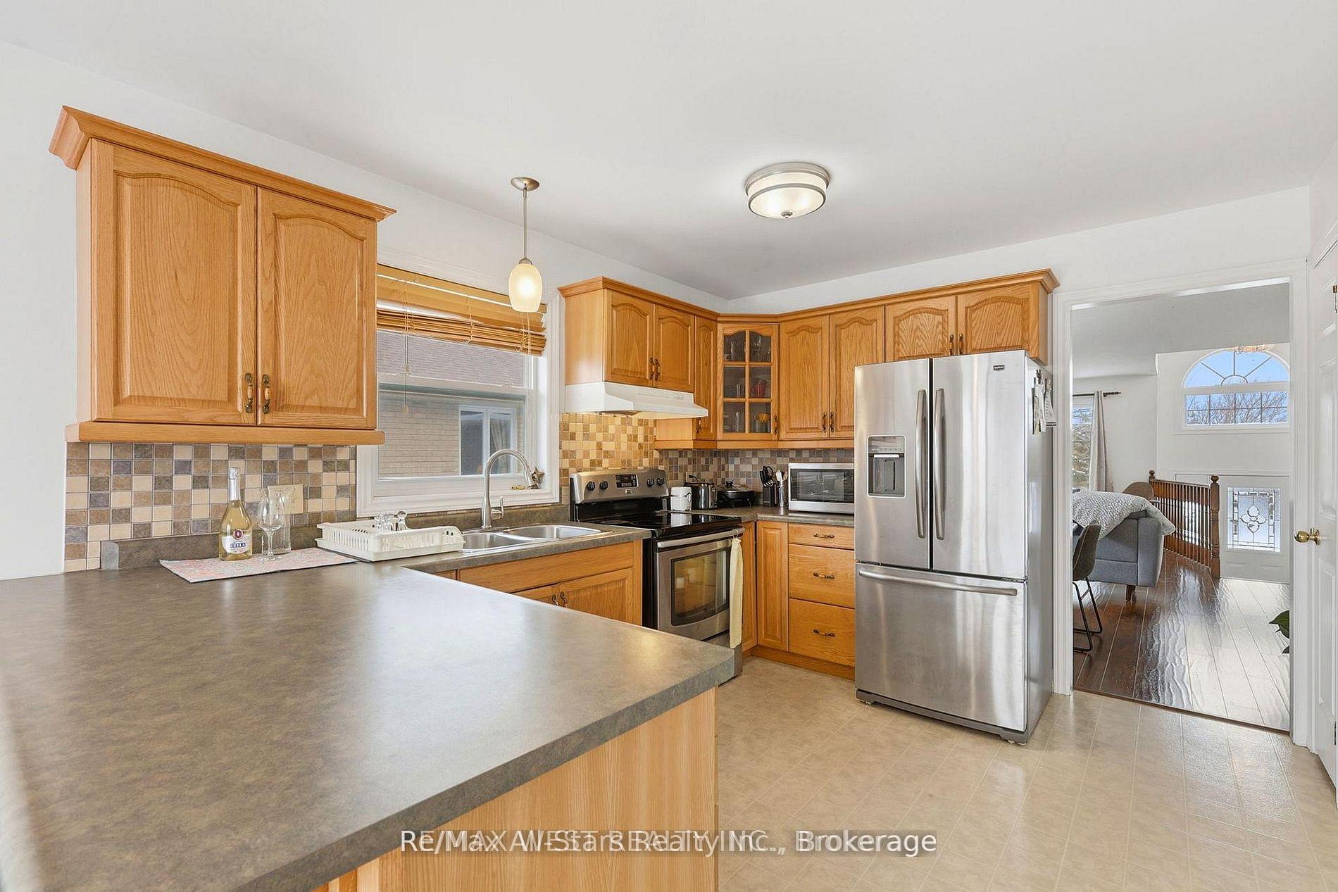 Photo 16 of 20 Eakins Crescent, Kawartha Lakes, Lindsay — HOMEH