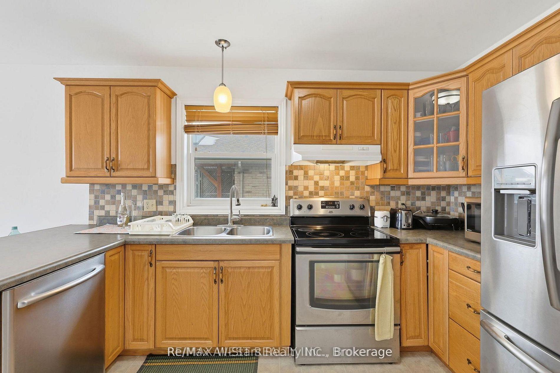 Photo 17 of 20 Eakins Crescent, Kawartha Lakes, Lindsay — HOMEH