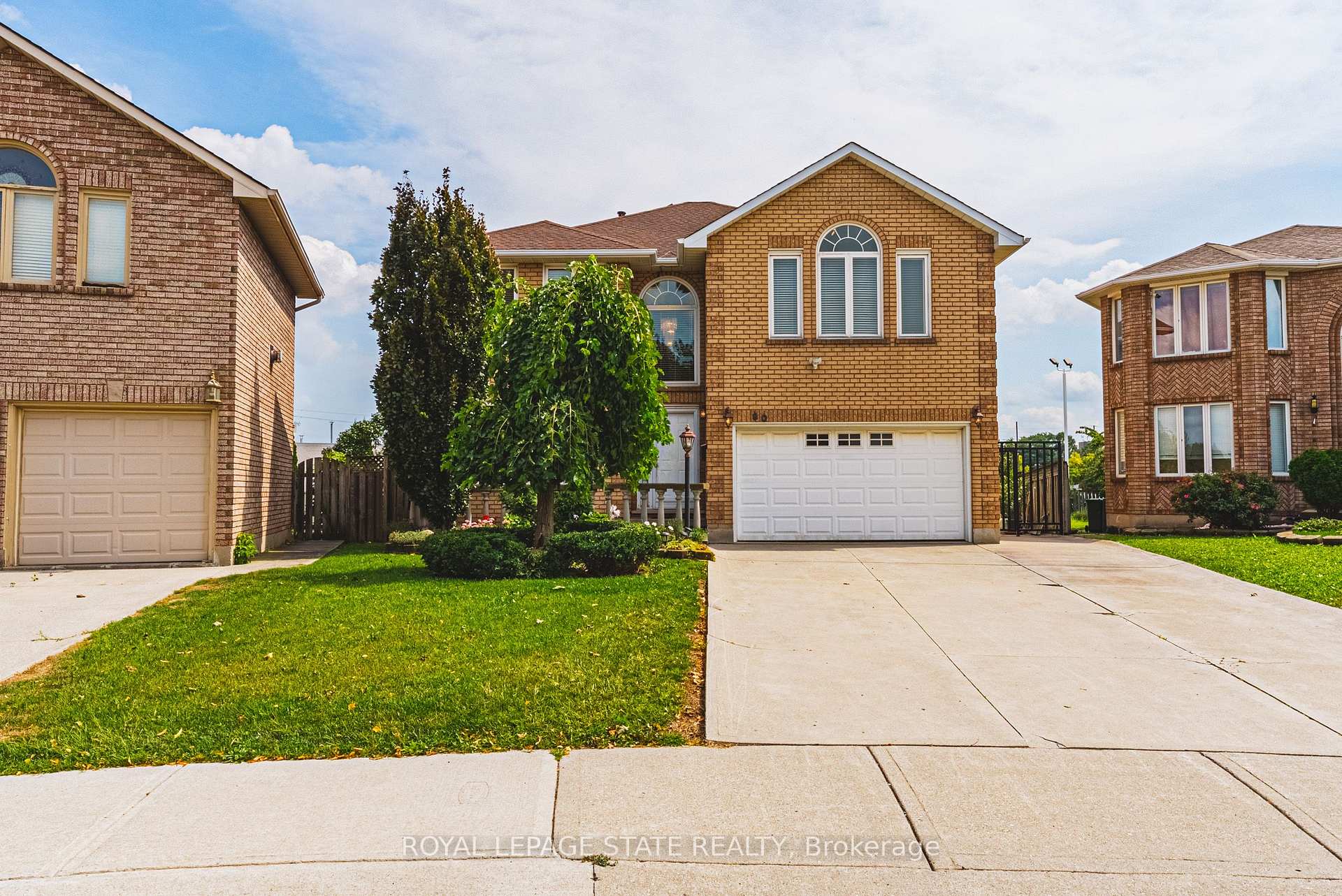 Photo 2 of 90 Fairington Crescent, Hamilton, Kentley — HOMEH