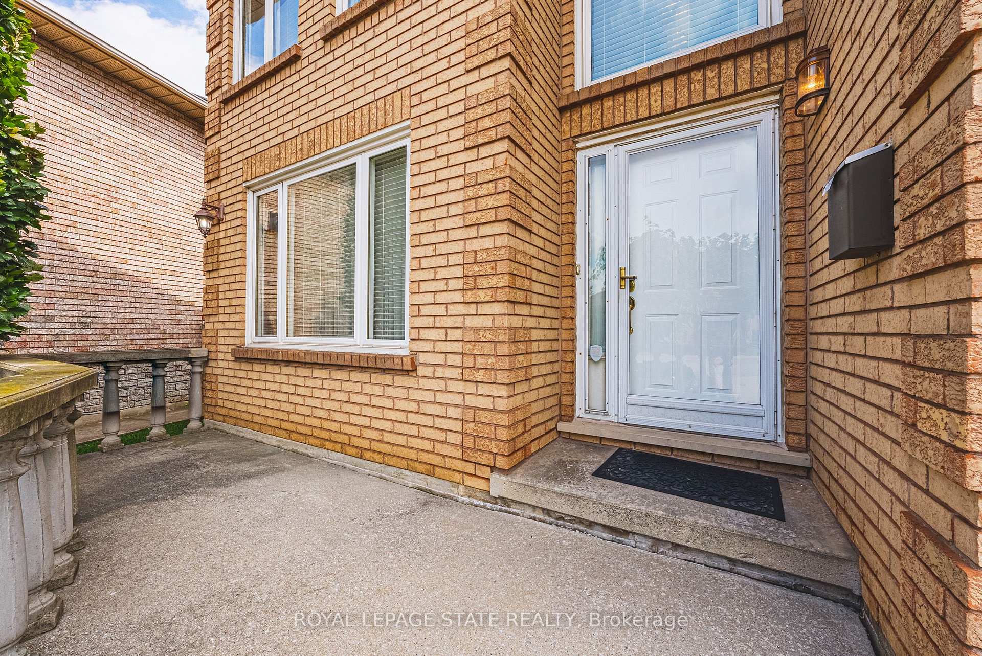 Photo 5 of 90 Fairington Crescent, Hamilton, Kentley — HOMEH