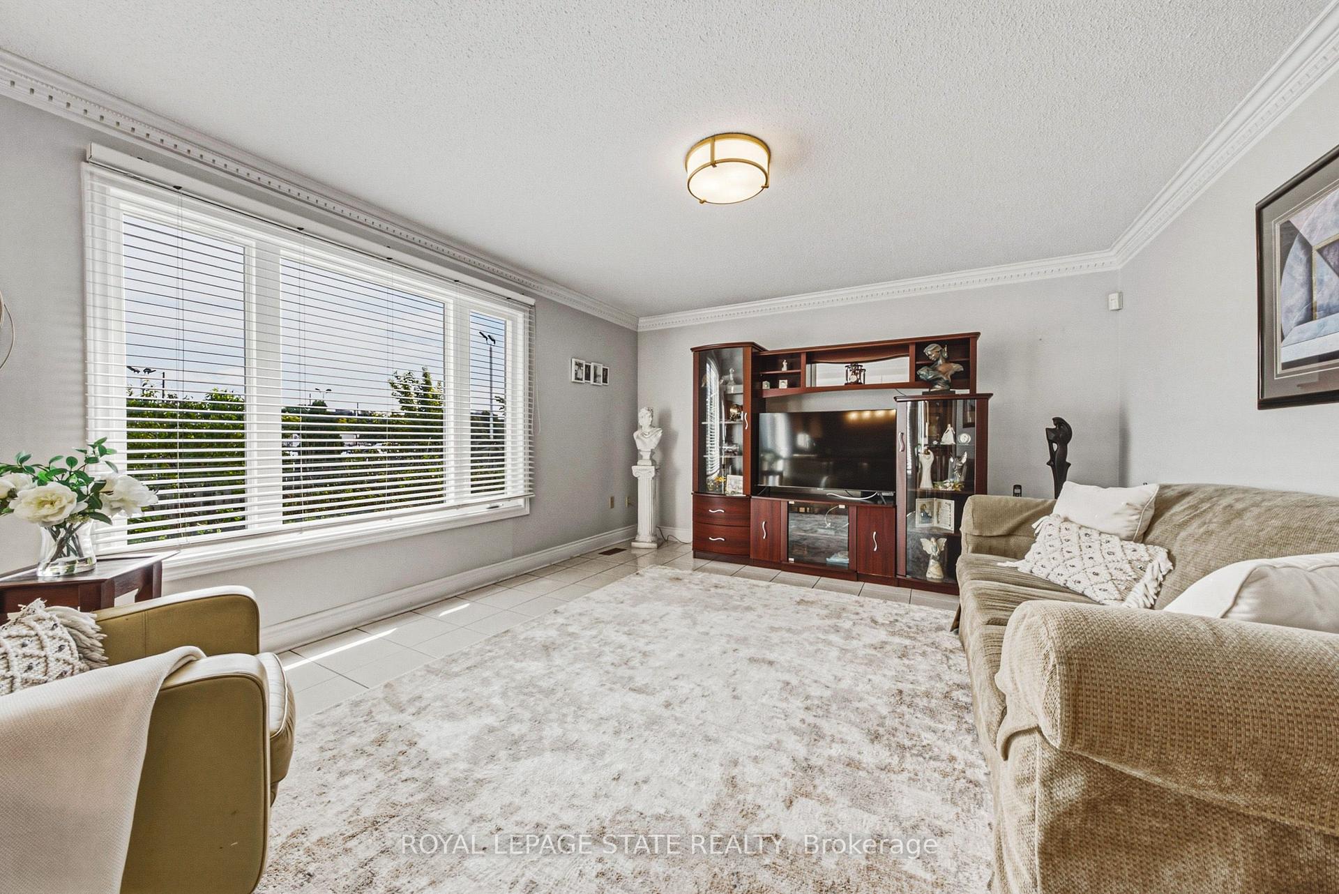 Photo 11 of 90 Fairington Crescent, Hamilton, Kentley — HOMEH