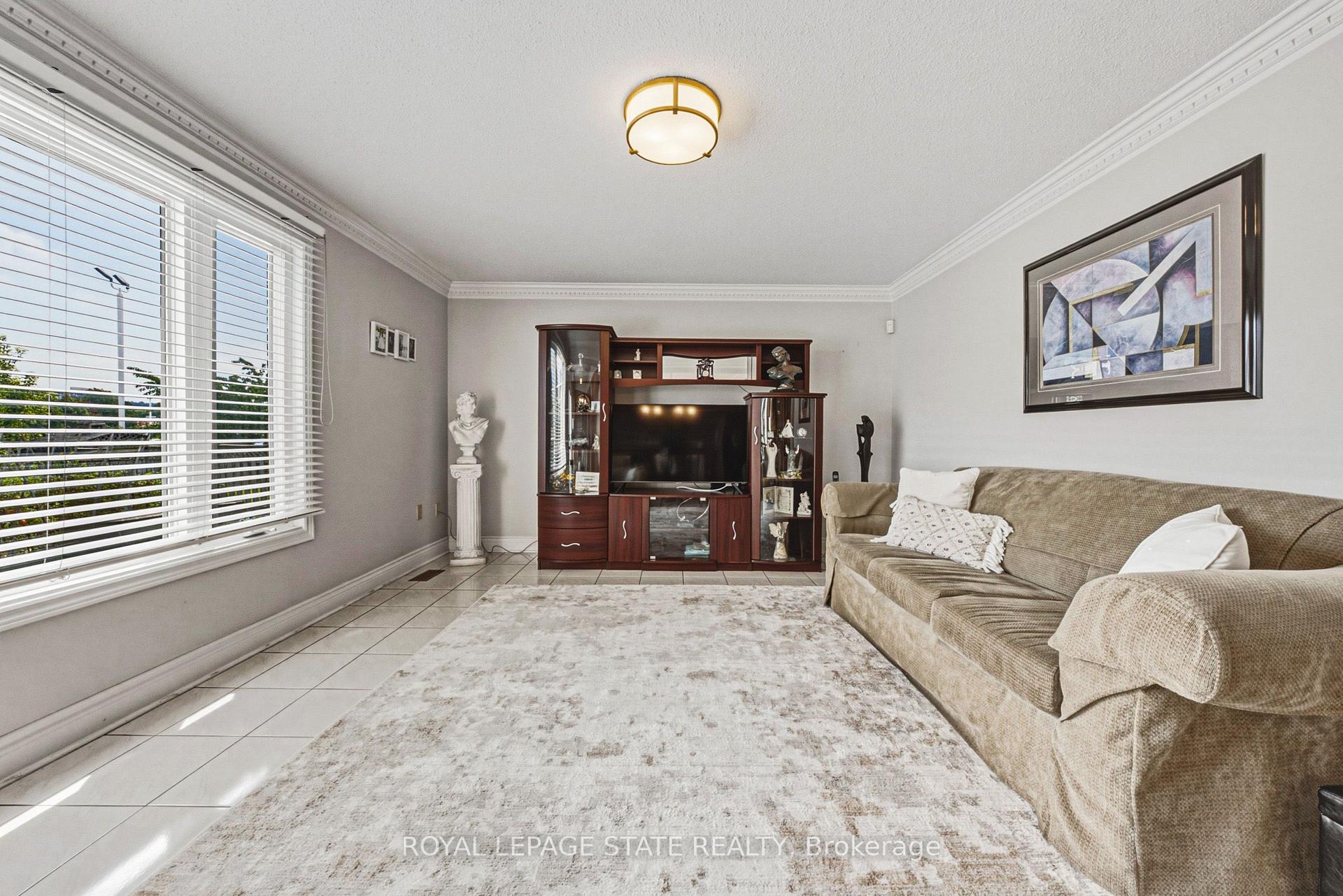 Photo 12 of 90 Fairington Crescent, Hamilton, Kentley — HOMEH